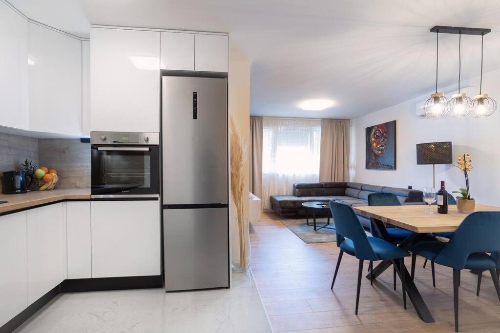 Apartment Glow Split Bagian luar foto